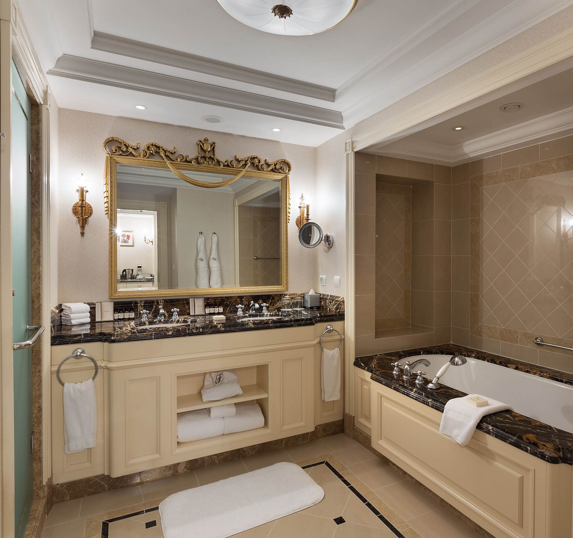 Интерьер ванной комнаты в отеле