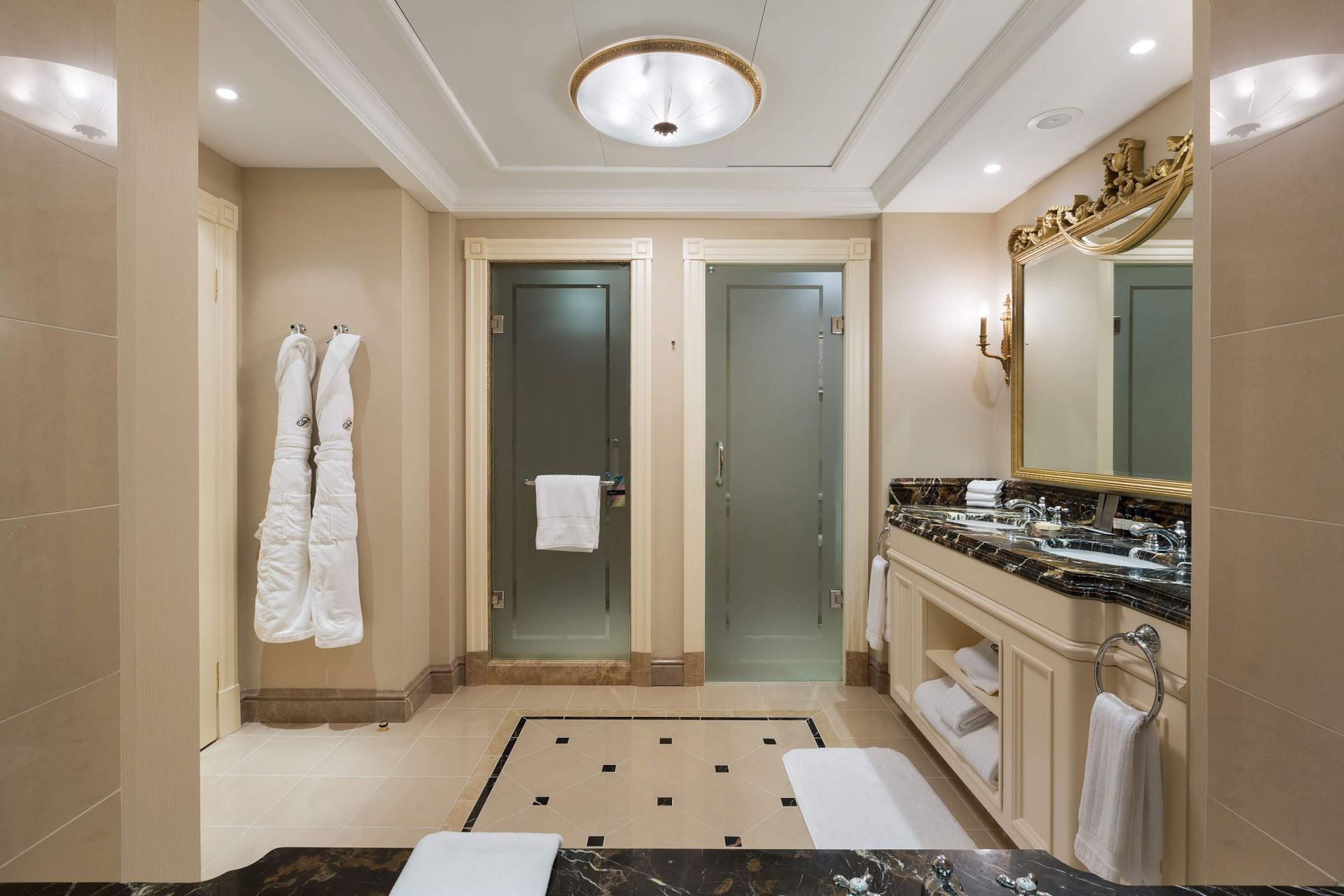Камень, Ванная комната — Fairmont Grand Hotel